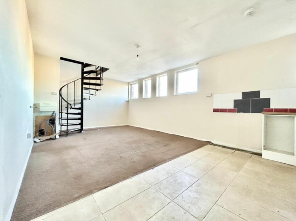 Lot: 93 - TOWN CENTRE FLAT FOR REFURBISHMENT - Kitchen